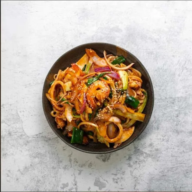 Spicy chewy noodles with vegetables